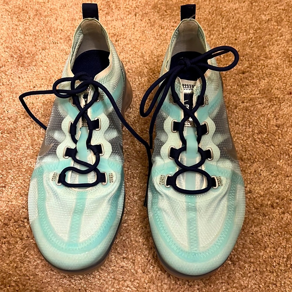 Nike Womens vapor max size 8.5 teal blue in color